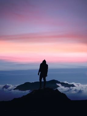 紫色黄昏山之巅人物剪影图片